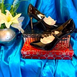 COPY - NWT beautiful Vince Camuto shoes beautiful black and gold heels